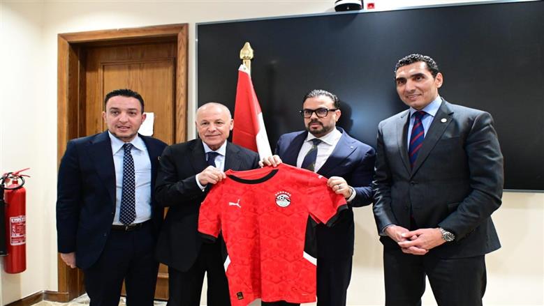 رئيس «شباب النواب» يكرم هاني أبوريدة وحسام وإبراهيم حسن
