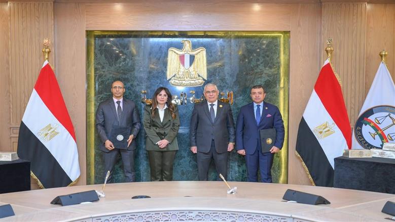 النيابة العامة تُرسخ البعد الاقتصادي لرسالتها القضائية وتُسلم سبائك فضية ووثائق لعدد من الأراضي التي أُخليت من المركبات المتحفظ عليها