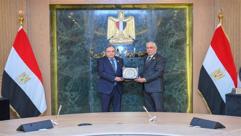 النيابة العامة تُرسخ البعد الاقتصادي لرسالتها القضائية وتُسلم سبائك فضية ووثائق لعدد من الأراضي التي أُخليت من المركبات المتحفظ عليها