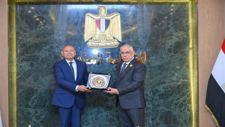 النيابة العامة تُرسخ البعد الاقتصادي لرسالتها القضائية وتُسلم سبائك فضية ووثائق لعدد من الأراضي التي أُخليت من المركبات المتحفظ عليها