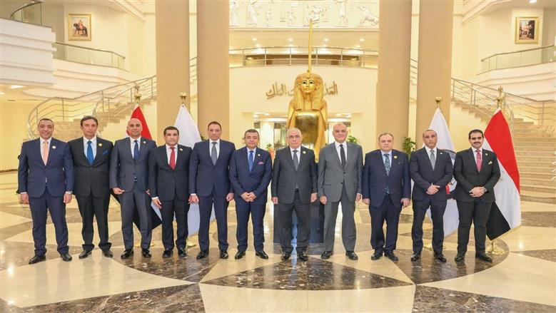 النيابة العامة تُسلم سبائك فضية ووثائق لعدد من الأراضي إلى وزارة المالية