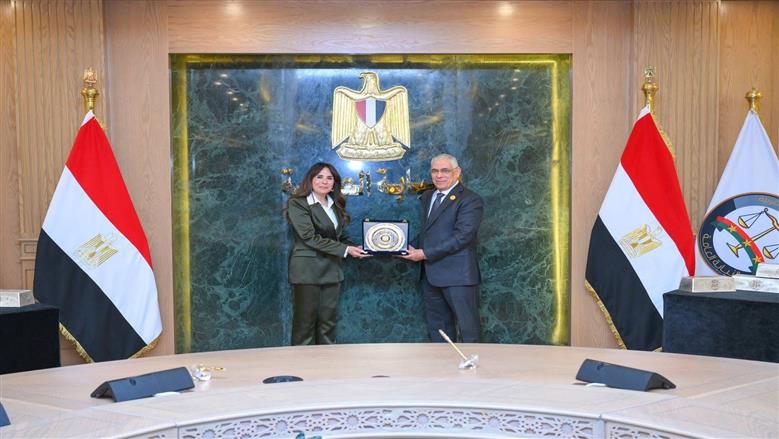 النيابة العامة تُرسخ البعد الاقتصادي لرسالتها القضائية وتُسلم سبائك فضية ووثائق لعدد من الأراضي التي أُخليت من المركبات المتحفظ عليها