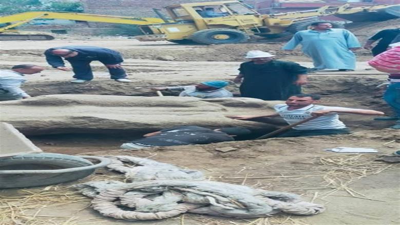 لحظة تمثال جرانيت يزن 5.5 طن بالفيوم