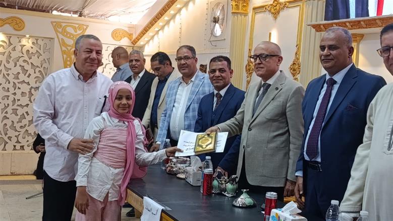 محافظ الأقصر يشهد حفل تكريم 115 من حفظة القرآن الكريم في احتفالية بأرمنت