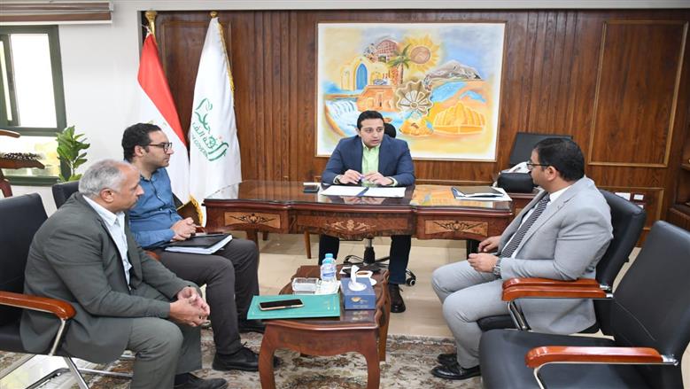 خطة لتحويلها إلى قرية خضراء ذكية.. تشغيل الدراجات التشاركية إلكترونيا بـ«تونس» في الفيوم