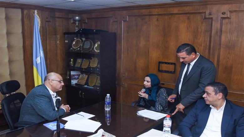 محافظ الإسكندرية خلال اللقاء الجماهيري في العجمي