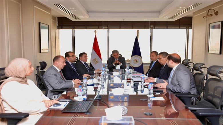 وزير السياحة يبحث آليات تطوير منصة «رحلة» ويتابع ميكنة مدفوعات الشركات