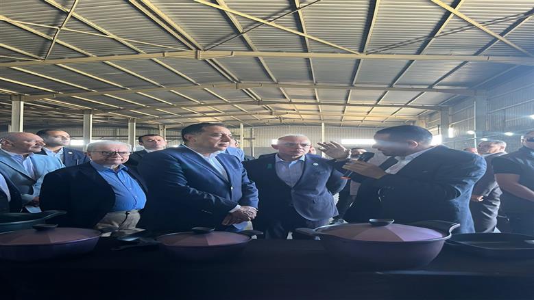 رئيس الوزراء يتفقد مصنع new sefloon للأواني