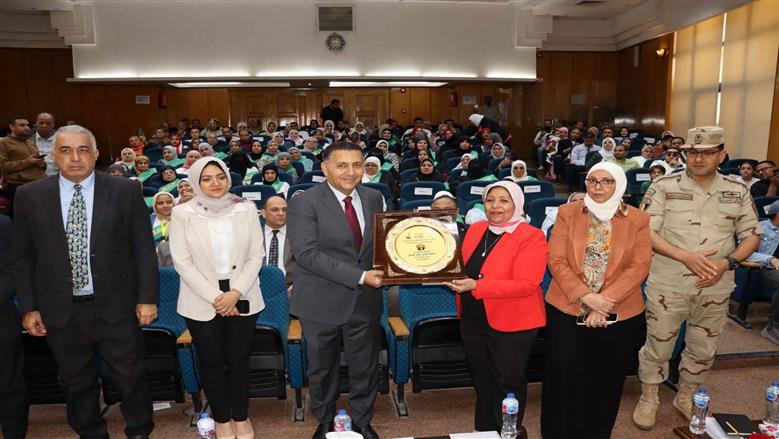 محافظ القليوبية يهدي الأمهات المثاليات 7 عمرات مجانية وتكريم خاص ل2 ام أصحاب قصص مؤثرة