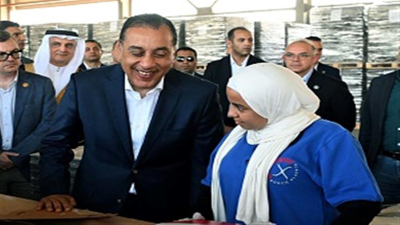 رئيس الوزراء خلا استماعه لاحدى العاملات