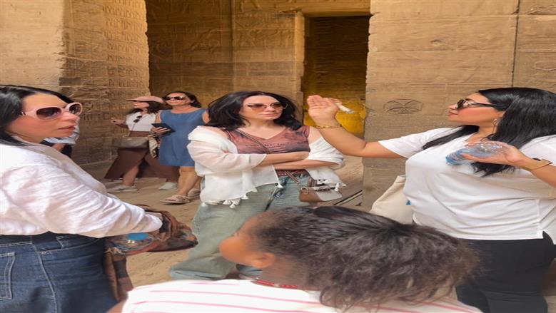 سولاف فواخرجي وأروى جودة ولقاء الخميسي في زيارة لمعبد فيلة على هامش مهرجان أسوان