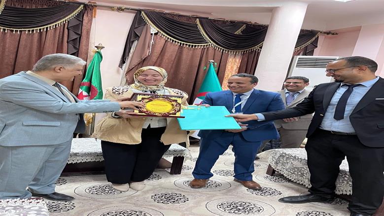 خلال تكريم الأستاذة الدكتورة إيمان خليفة خلال مشاركتها في فعاليات المؤتمر العلمي عن الزراعة المستدامة في الجزائر