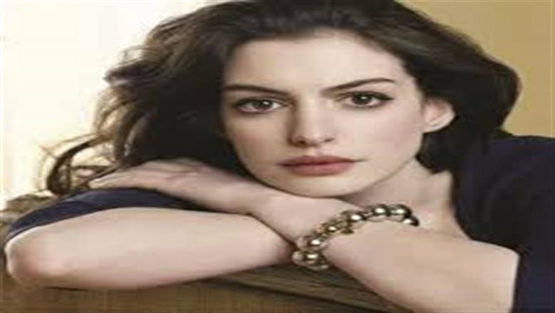 مصحف هدية لممثلة بلا ديانة.. من هي آن هاثاواي صاحبة لقب «أجمل امرأة في العالم»؟