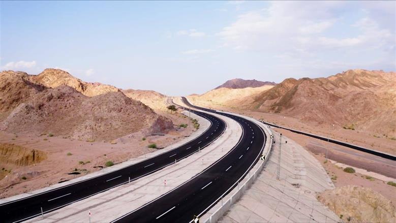 «النقل» تنفذ ممر «طابا – العريش» ضمن 7 ممرات لوجستية لربط البحرين الأحمر والمتوسط