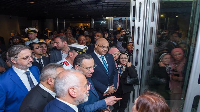 تفقد معرض الحفائر في الإسكندرية