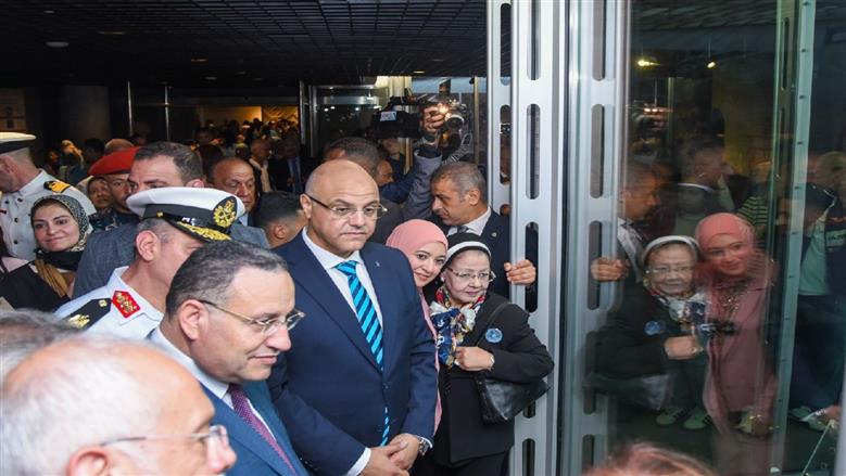 تفقد معرض الحفائر في الإسكندرية