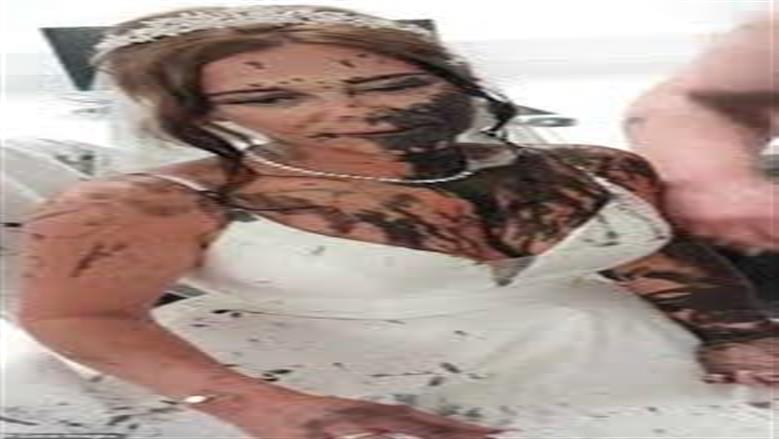 فستان أسود وسجن شقيقة العريس.. كواليس صادمة من حفل زفاف ببريطانيا «فيديو»