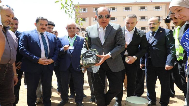 محافظ المنيا يشارك في زراعة 500 شجرة بمجمع مدارس مغاغة