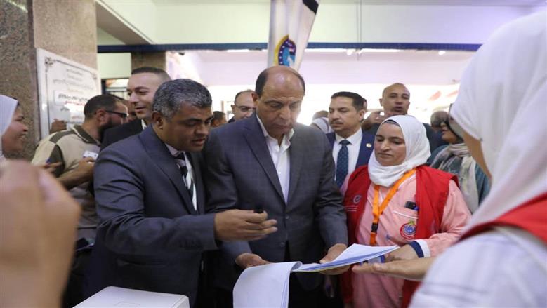 محافظ المنيا يتابع أعمال القافلة الطبية المجانية بقرية أبا البلد بمغاغة