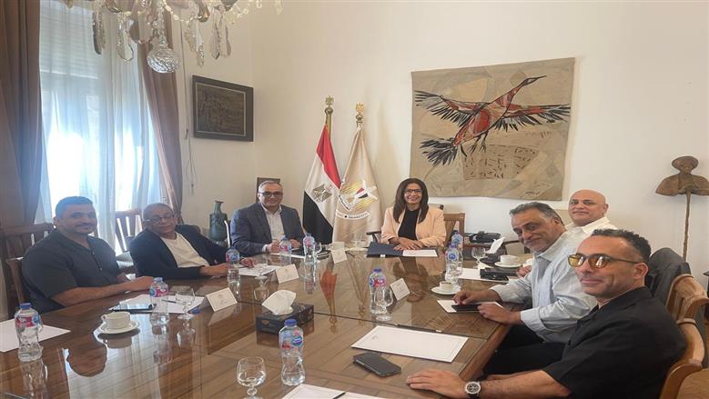 وزيرة الثقافة تبحث مع كبار المنتجين سبل تطوير صناعة السينما