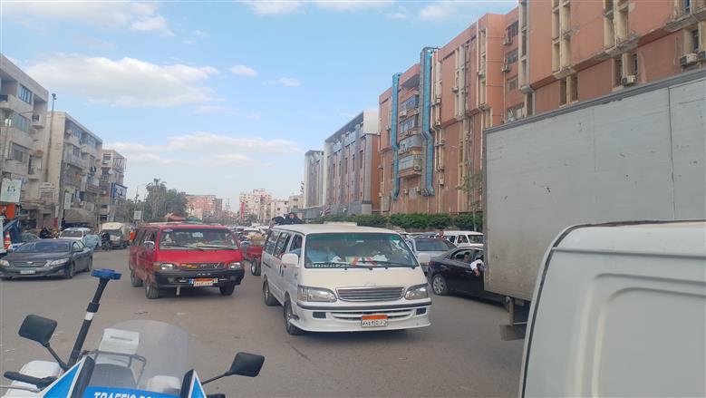 تكثيف فرق المرور لمواجهة تحويلات الطريق الزراعي في بنها