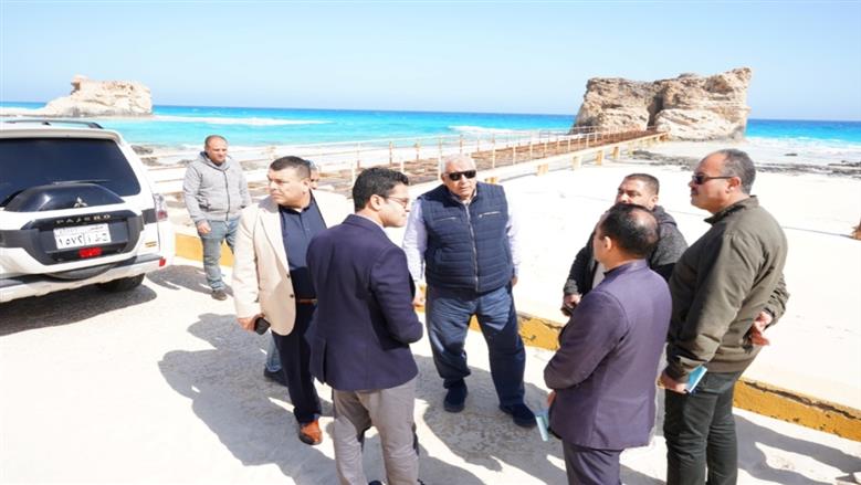 محافظ مطروح: تجهيز مزار حمام كليوباترا وكورنيش الأبيض لاستقبال موسم الصيف السياحي 