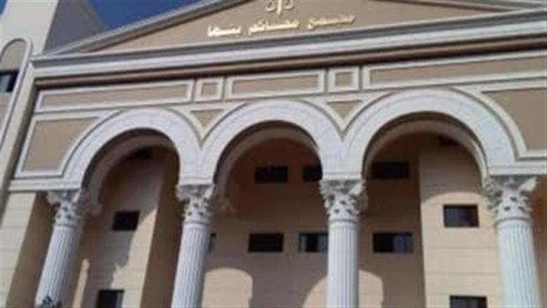 تفاصيل محاكمة المتهمين بإجبار شاب على ارتداء ملابس نسائية.. والضحية باكيا: كتفوني وصورني