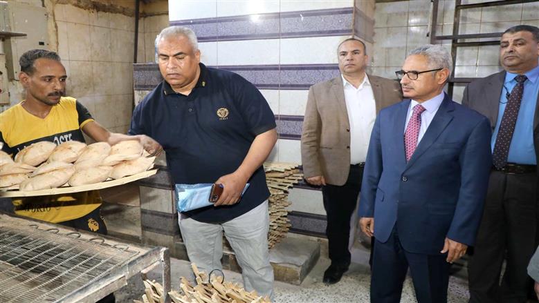 محافظ بني سويف يفاجئ مخبزًا بقرية الحمرايا