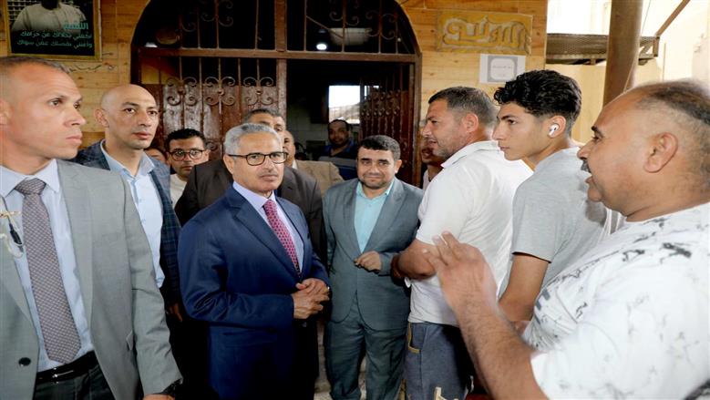 محافظ بني سويف يفاجئ مخبزًا بقرية الحمرايا