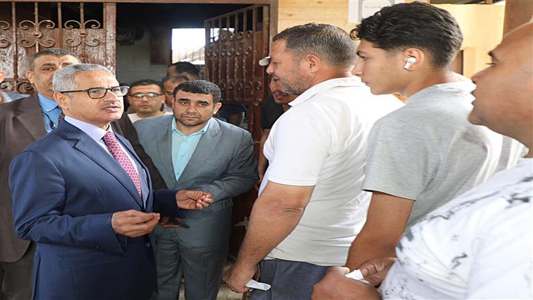 محافظ بني سويف يفاجئ مخبزًا بقرية الحمرايا