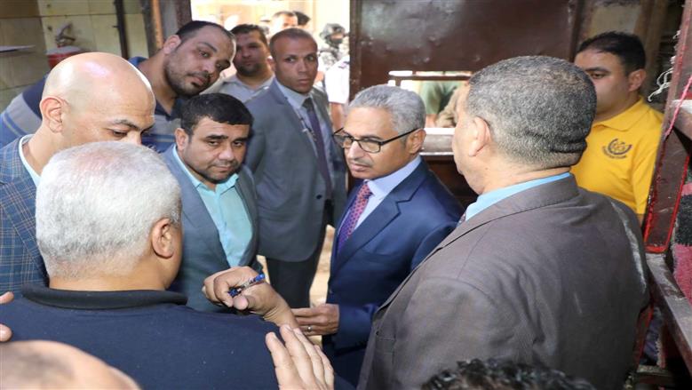 محافظ بني سويف يفاجئ مخبزًا بقرية الحمرايا