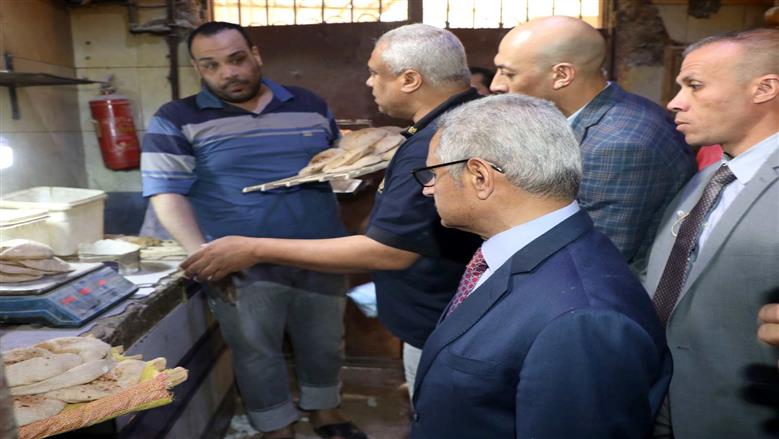 محافظ بني سويف يفاجئ مخبزًا بقرية الحمرايا