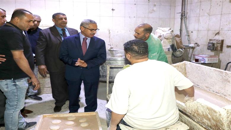 محافظ بني سويف يتابع جودة إنتاج الخبز في شرق النيل ويشدد على النظافة