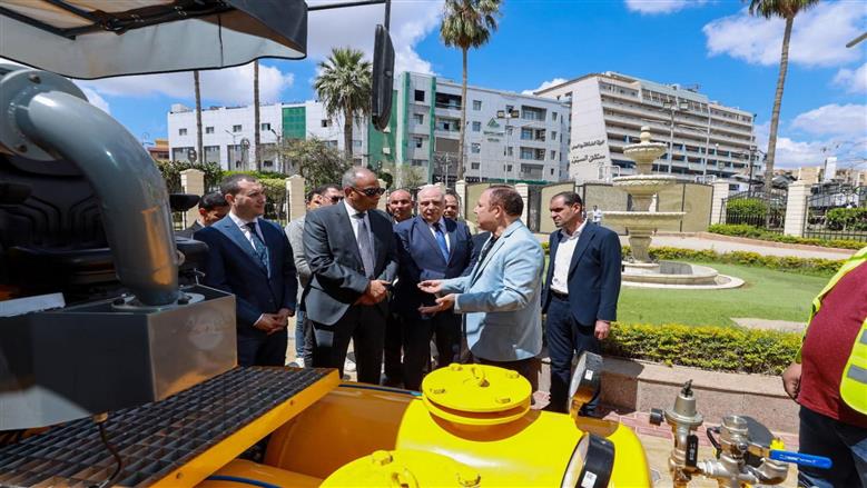 محافظ كفرالشيخ يتفقد ماكينة تخطيط الطرق الجديدة