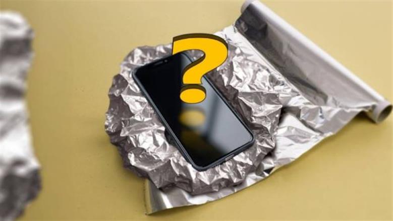 مفاجأة غير متوقعة.. ماذا يحدث لهاتفك عند تغليفه بورق الألومنيوم؟