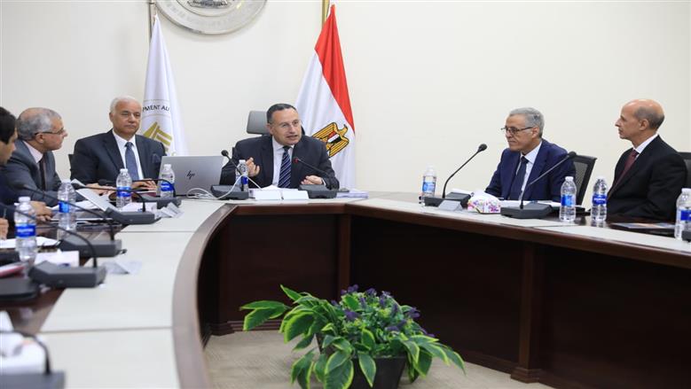 وزير التعليم العالي خلال الاجتماع