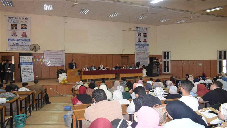 رئيس جامعة بنها يحذر من خطورة الاستخدام غير المسؤول لمواقع التواصل الاجتماعي وما تنشره من شائعات ومحتوى مضلل