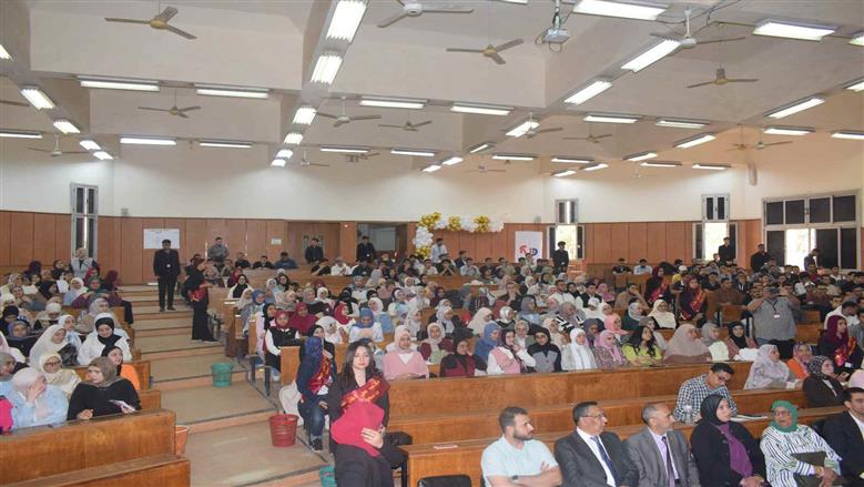 رئيس جامعة بنها يحذر من خطورة الاستخدام غير المسؤول لمواقع التواصل الاجتماعي وما تنشره من شائعات ومحتوى مضلل