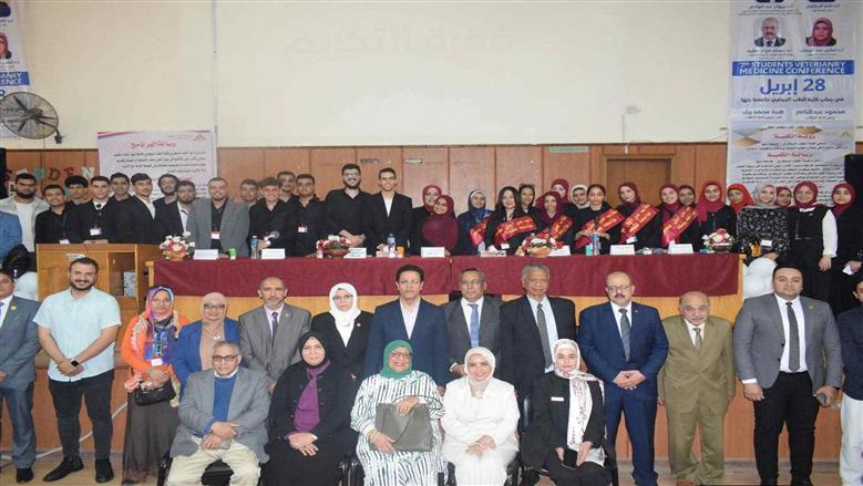 رئيس جامعة بنها يحذر الطلاب من خطورة الاستخدام غير المسؤول لمواقع التواصل الاجتماعي