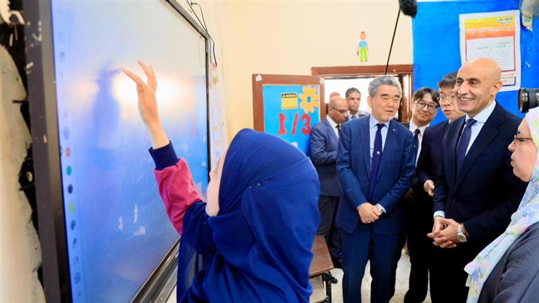 وزير التعليم ورئيس جامعة هيروشيما يتابعان التطبيق العملي لدراسة مادة البرمجة  