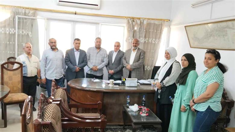 لفتة إنسانية.. وكيل وزارة الري بأسيوط يحتفل ببلوغ أحد المهندسين سن المعاش