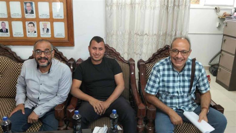 لفتة إنسانية.. وكيل وزارة الري بأسيوط يحتفل ببلوغ أحد المهندسين سن المعاش