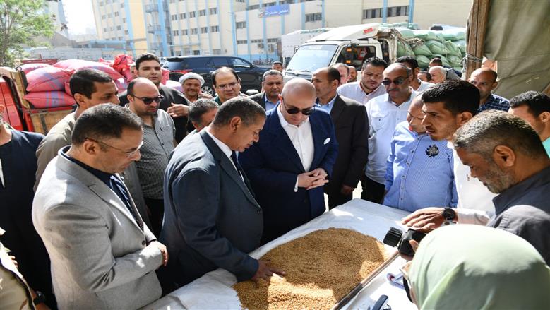 محافظ الفيوم يتفقد أعمال توريد القمح المحلي لصوامع شركة مطاحن مصر الوسطى
