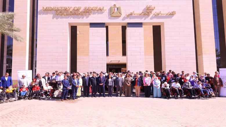 وزارة التضامن الاجتماعي وبنك التعمير والإسكان يشهدان توزيع عدد من الأجهزة التعويضية لطلاب الجامعات من ذوي الإعاقة
