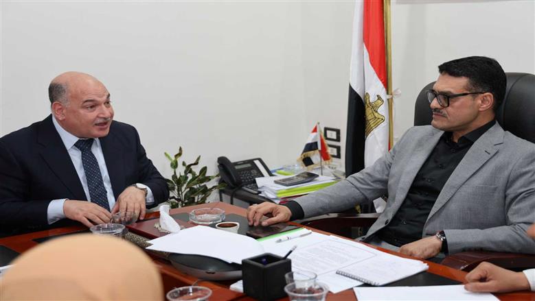 فودة يبحث مع رئيس “بنها للإلكترونيات” سرعة الانتهاء من تأهيل محطة معالجة كفر مويس واستيعاب تصرفات المنطقة الاستثمارية عقد المهندس محمد إبراهيم فودة، رئيس مجلس إدارة شركة مياه الشرب والصرف الصحي بالقليوبية، اجتماعًا مع المهندس طارق فؤاد، رئيس مجلس إدارة شركة بنها للصناعات الإلكترونية، وذلك بحضور الأستاذ أحمد منصور، مدير المنطقة الاستثمارية بمدينة بنها، لبحث سبل تسريع تنفيذ عدد من مشروعات الصرف الصحي الحيوية بنطاق مركز ومدينة بنها. وخلال الاجتماع، تم مناقشة الموقف التنفيذي لأعمال الإحلال والتجديد للمرحلة الأولى بمحطة معالجة الصرف الصحي بكفر مويس، حيث وجه “فودة” بضرورة الانتهاء من الأعمال في أسرع وقت ممكن وفقًا للبرامج الزمنية المحددة، بما يساهم في تحسين كفاءة المعالجة ورفع مستوى الخدمة المقدمة للمواطنين. كما تناول اللقاء دراسة التصرفات الزائدة الواردة من المنطقة الاستثمارية بمدينة بنها، حيث تم التأكيد على أهمية إعداد دراسة فنية متكاملة لاستيعاب تلك التصرفات، مع التوجيه بسرعة تكليف مكتب استشاري متخصص لوضع الحلول الفنية المناسبة وضمان استدامة التشغيل. وأسفر الاجتماع عن الاتفاق على سرعة الب
