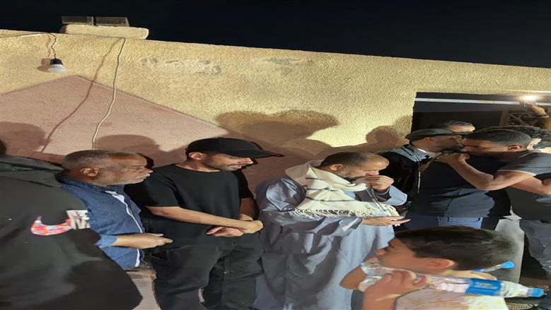 انهيار حمدي الميرغني وشقيقه في وداع والده بالسويس وسط حزن الأهالي وغياب زملائه من المسرح والفن