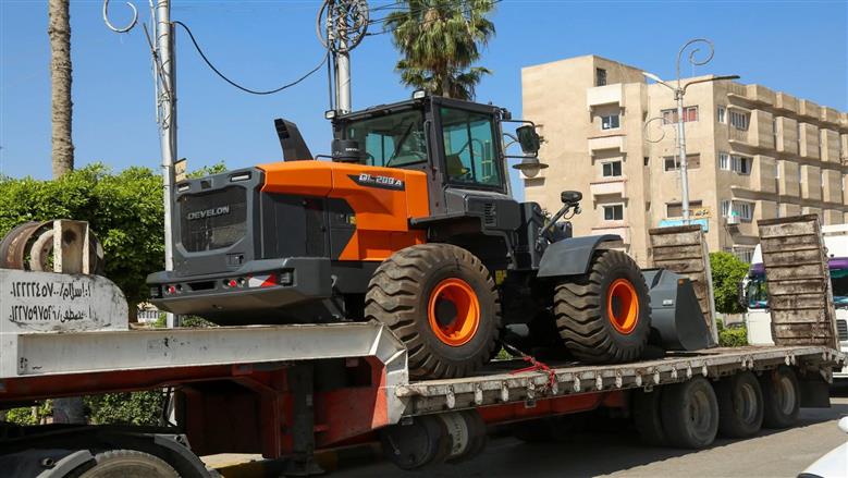 محافظ كفرالشيخ يعلن دعم منظومة النظافة بعدد «2 لودر مفصلي» لتحسين المظهر الحضاري