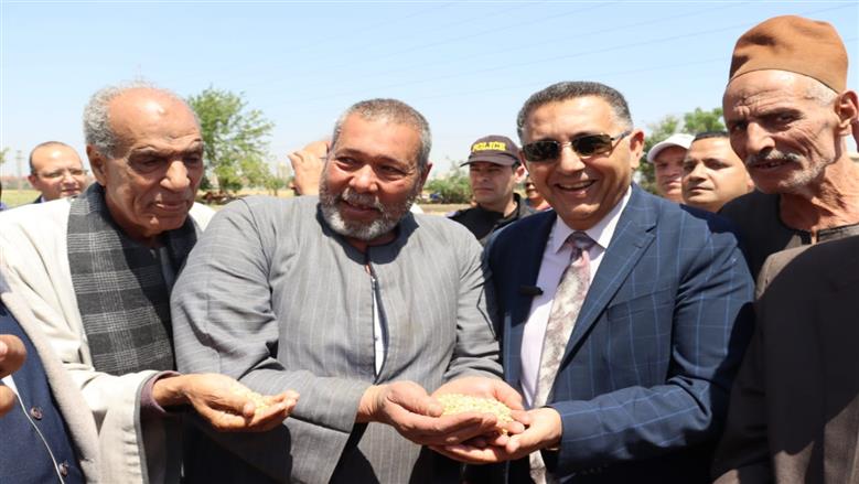 محافظ القليوبية يتفقد موسم حصاد القمح بمدينة قها ويؤكد: الدولة حريصة على دعم المزارع وتحقيق الأمن الغذائي