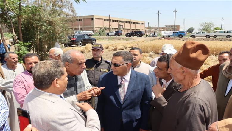 محافظ القليوبية يتفقد موسم حصاد القمح بمدينة قها ويؤكد: الدولة حريصة على دعم المزارع وتحقيق الأمن الغذائي