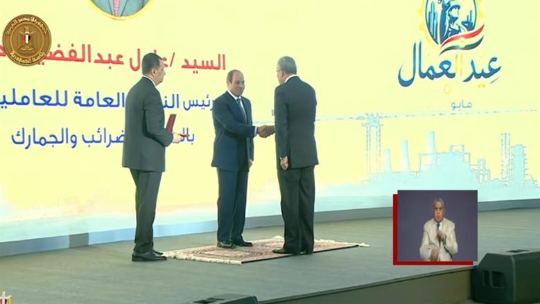 الرئيس السيسي يكرم قيادات عمالية تقديرا لجهودهم في دعم وتطوير التشريعات